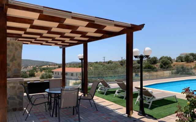 STUDIO in CAPTAINS HOUSE WITH A POOL