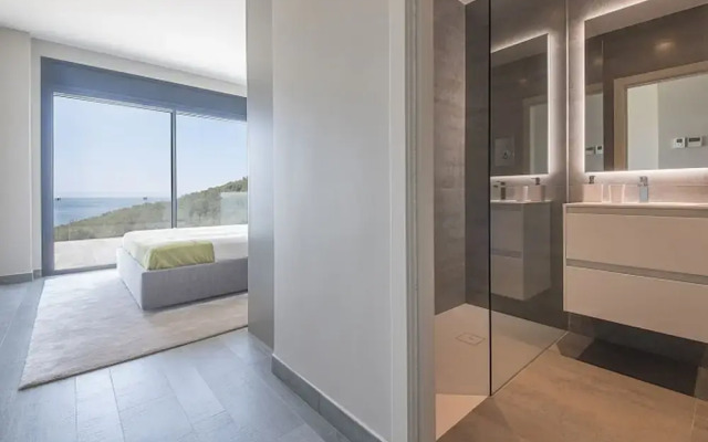 Luxurious Panoramic Spa Villa