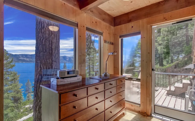 Stunning Views at Stargazer Lakefront Studio!