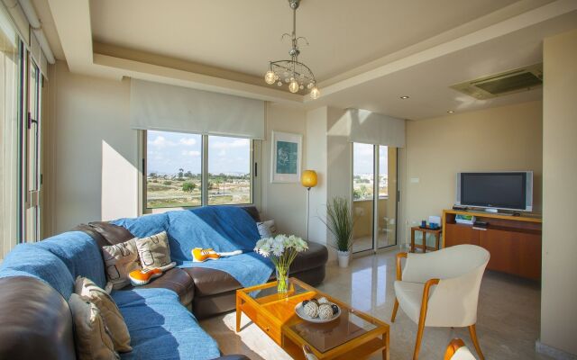 Mackenzie Eftyhia Suite