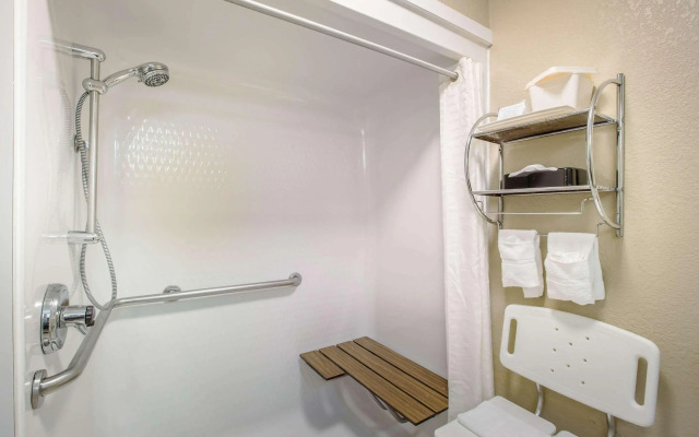 Quality Inn & Suites Lawrence - University Area