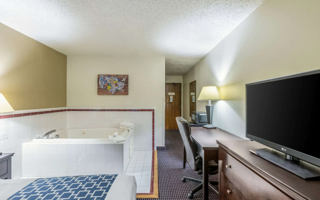 Econo Lodge Inn & Suites Auburn