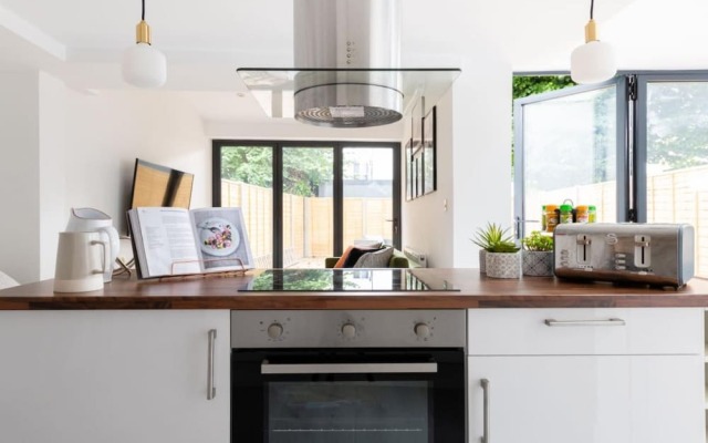 The Brixton Hill - Modern & Bright 2BDR Apartment with Garden