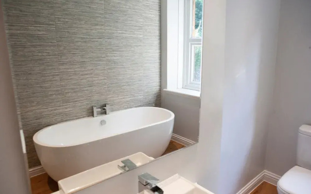 5 Bedroom House Near Clifton