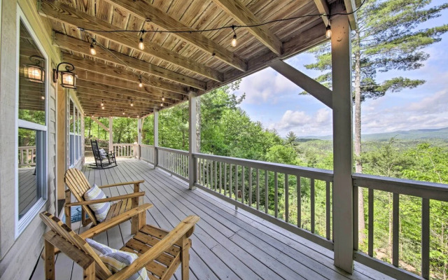 Treetop Hideout w/ Long-range Mountain Views!