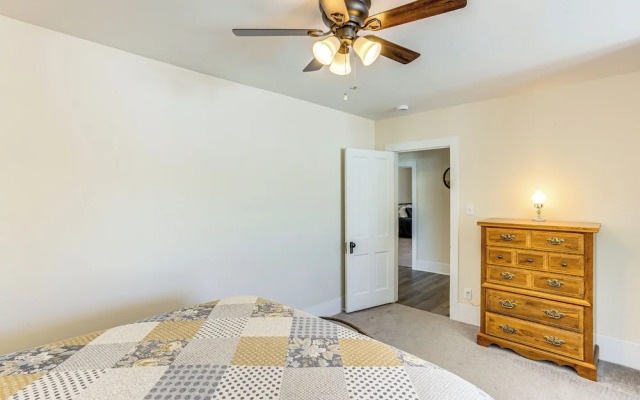 Patio & Mountain Views: Farmhouse in Mancos!