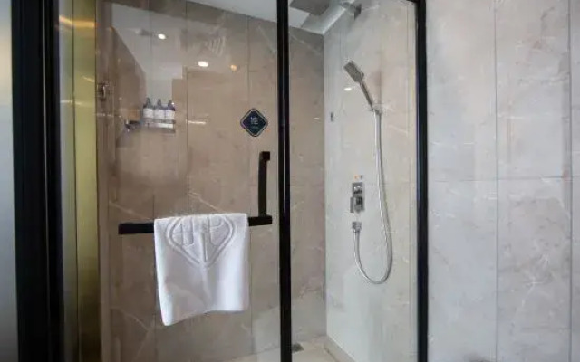 Chonpines Hotel (Daqing West Railway Station Wanda Plaza Branch)