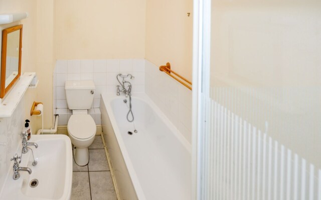 Spacious 4 Bedroom Home on Gloucester Road