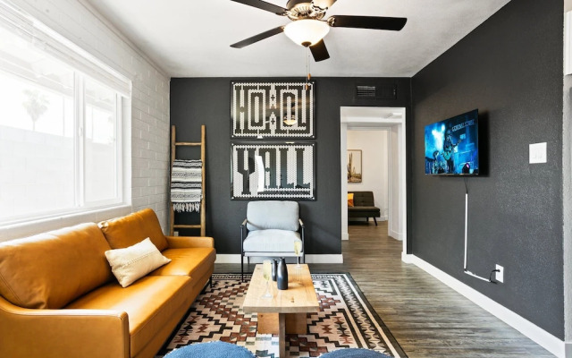 Colt-in Old Town-walk To Entertainment District