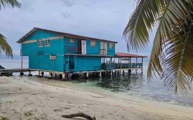 Private Ocean-Front Cabin with private bathroom on San Blas Island