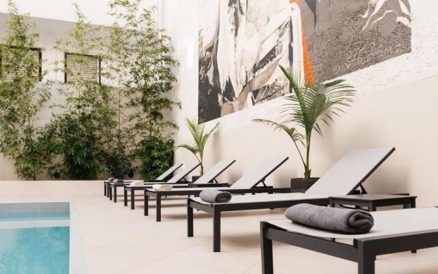 The City Hotel & Suites