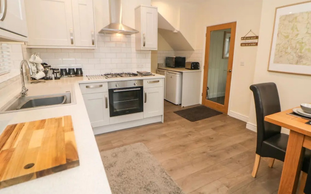 1 Knowleston House