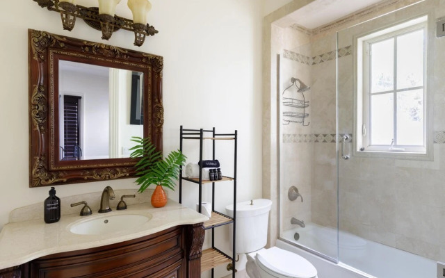 Florence by AvantStay | Estate w/ Dock & Pool | Sleeps 16