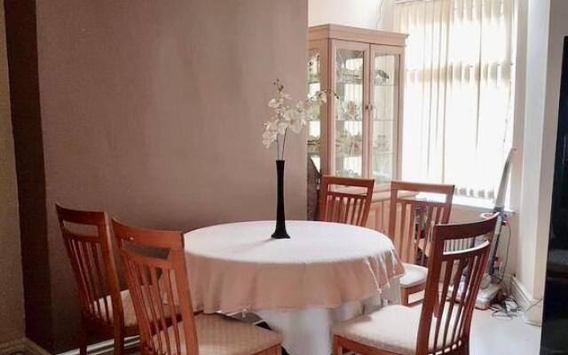 Private King En-Suite bedroom close to MediaCityUK/Old Trafford