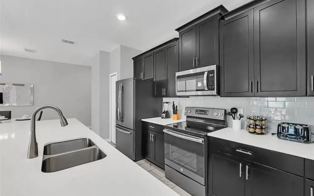 1569 SD - Modern Champions Gate Escape