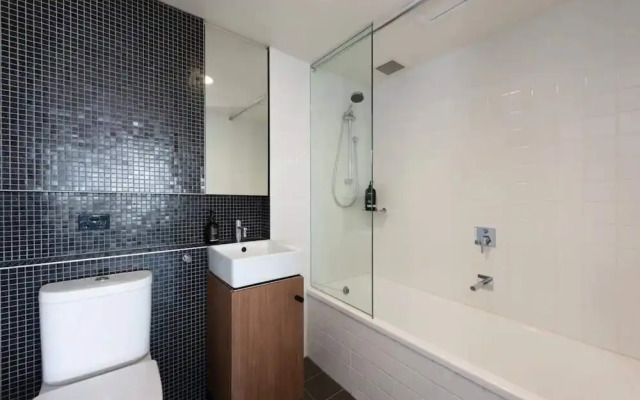 Stylish 2-bed Apt in Southbank With Parking