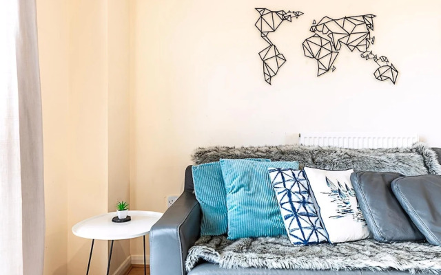 Sleek Flat w/ River Views In Canary Wharf