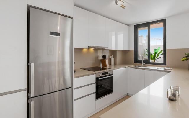 Roli in Estepona with 2 bedrooms and 2 bathrooms