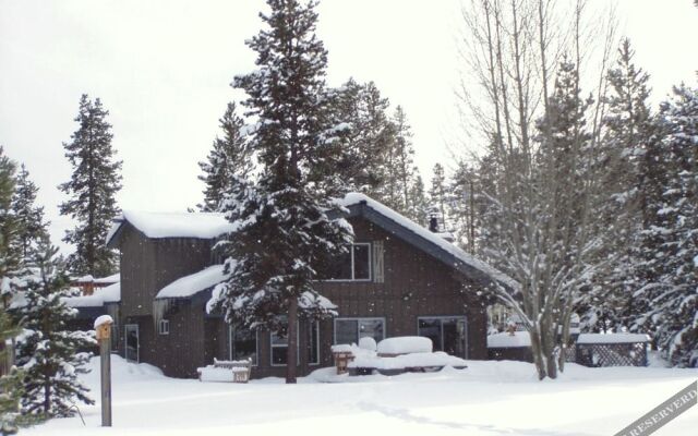 DiamondStone Guest Lodges