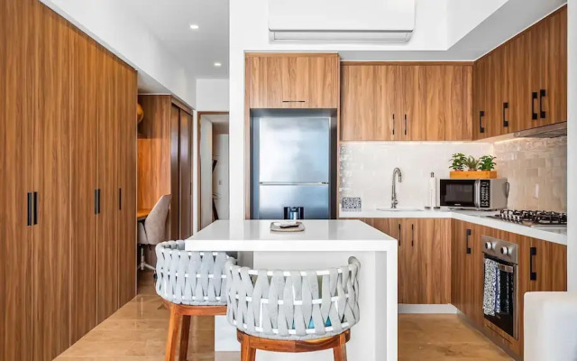 Oceanfront 1BR With Balcony - Sea View Pools