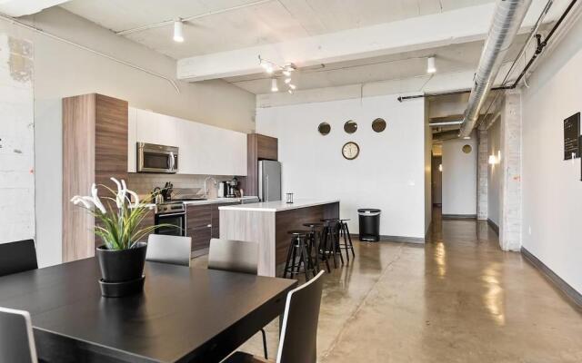 3 Bedroom Unit in Downtown Dallas with Pool & Gym