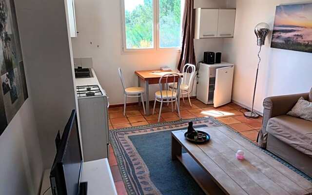 Chambres tomate, dans maison avec petit escalier et Stanna, à 6km du festival de piano de la roque d'anthéron