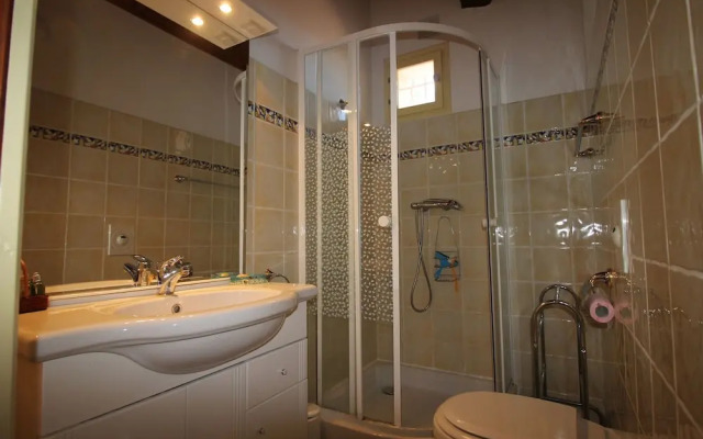 Spacious Villa at Saint-raphael With Jacuzzi