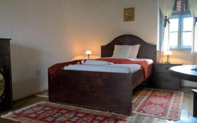 Casa Cu Zorele Crit 189