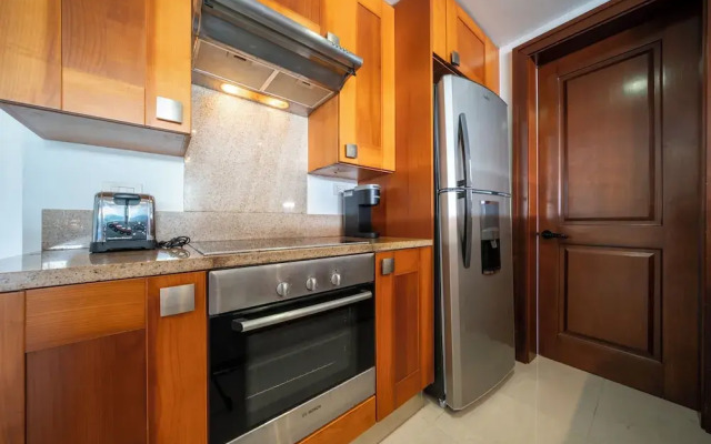 Luxury 1 BR Condo with Pool - Kaan 304