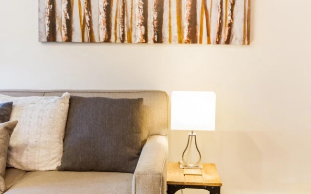 Cute and Cozy, Walk to Gondola Ski in Out