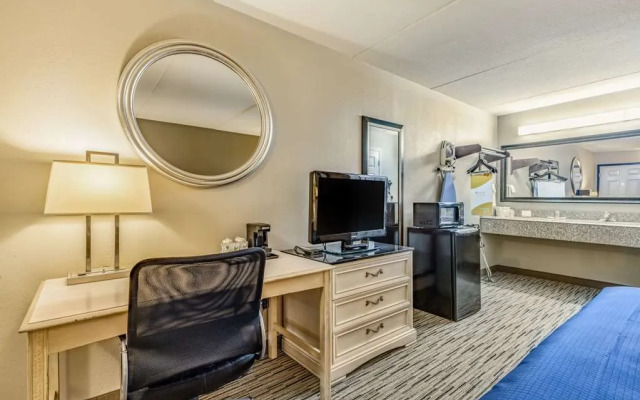 Rodeway Inn & Suites