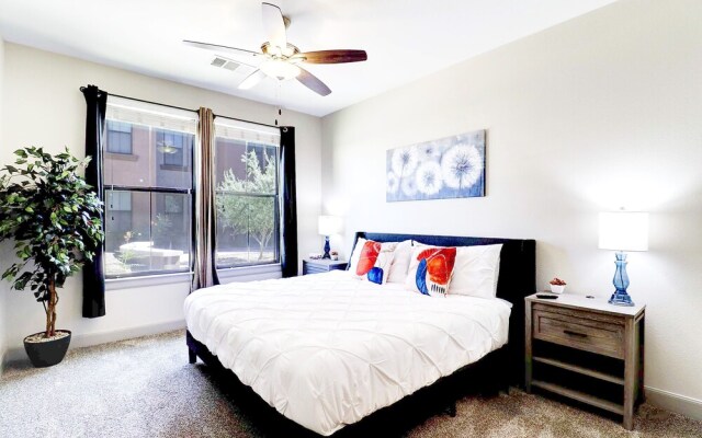 Rooftop Pool with Views-King Beds-Parking 1123