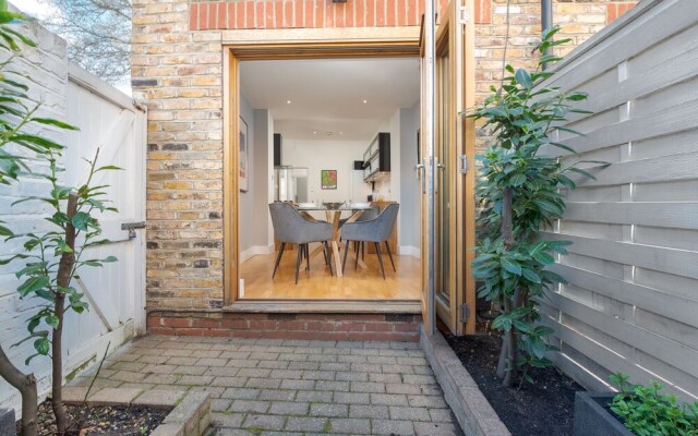 Sensational Chiswick House With Courtyard Garden by Underthedoormat