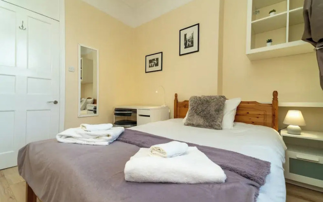 Stylish 2Bed Steps from Iconic Waterloo