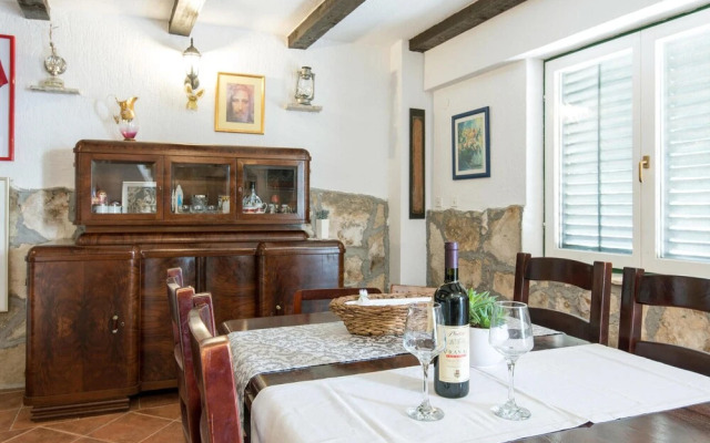 Awesome Home in Podstrana with Hot Tub, WiFi & 2 Bedrooms