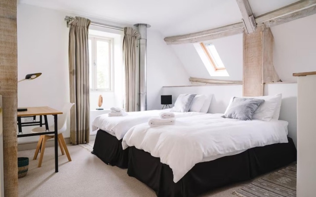 Stunning 6 Bedroom Riverside Barn Cotswold Mill