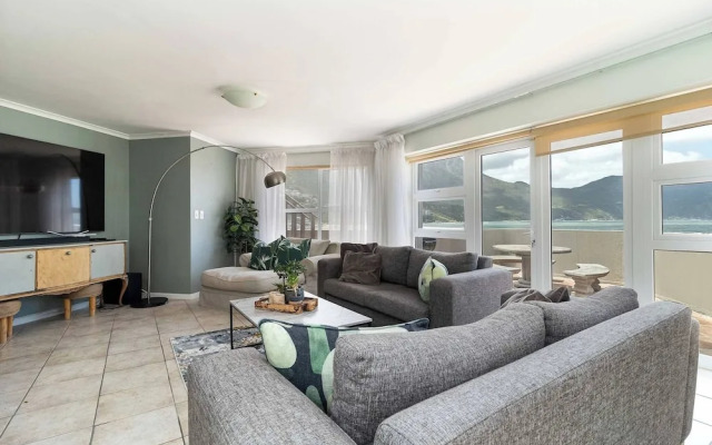 Beachfront Villa Sea Breeze, Hout Bay, Cape Town