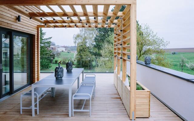 La Maison Devant La Prairie