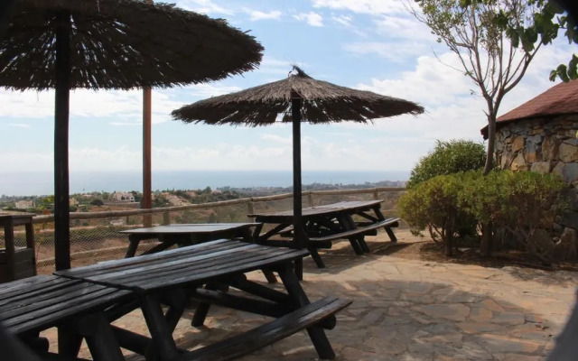 Hotel Selwo Lodge - Animal Park Tickets Included