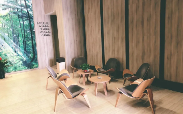 Runjia Qinshang Hotel (Xi'an Air Force Engineering University Changlepo Metro Station)