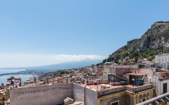 Teatro Greco Balcony Apartment