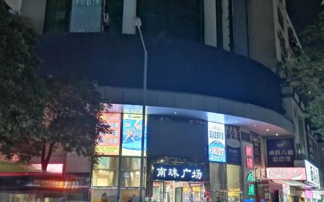 Life Hotel (Guangzhou Wankeli Jiangtai Road Metro Station)