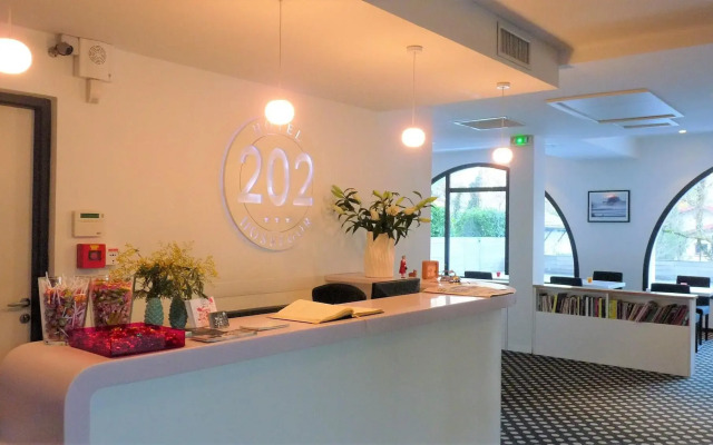Hotel 202
