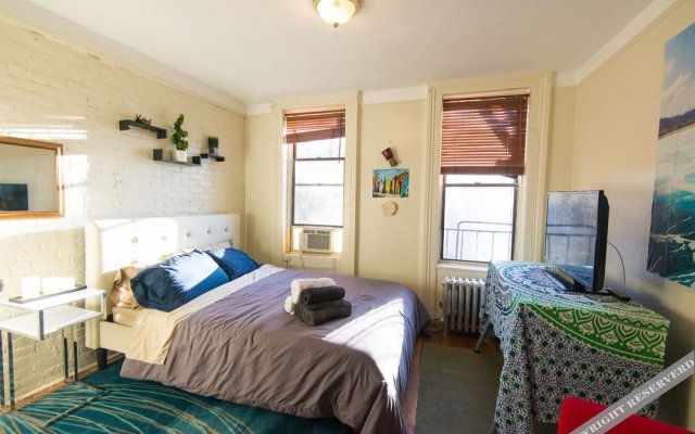 NYC East Village Beach Bungalow Getaway 1Br