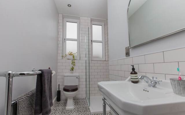 Spacious, Stylish 2BR Flat For 4 in Leith Walk