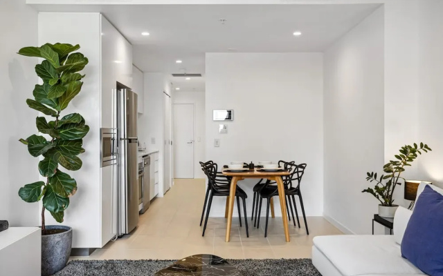 Stellar Location With Parking, Pool & Gym Access – Guest Rooms – Brisbane