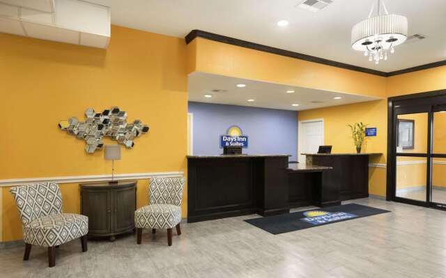 Days Inn & Suites by Wyndham Galveston West/Seawall