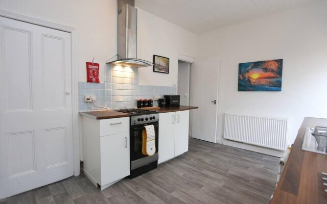 Charming 2-bed Home in Blackpool-central w Parking