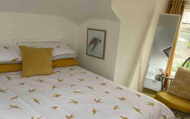 Pet Friendly, Unique 4-bed Bungalow in Porthcawl