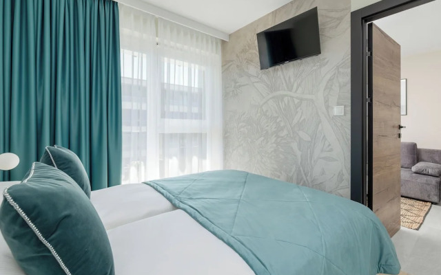 Apartment With Parking by Renters